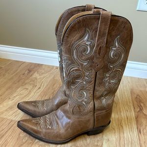 Women’s size 8 brown cowboy boots